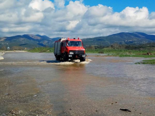 Μεταφορές και διασώσεις ατόμων τη νύχτα στη δυτική Ελλάδα από την Π.Υ. λόγω ισχυρών καταιγίδων