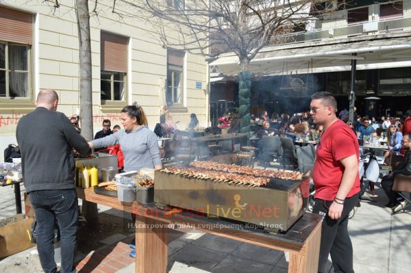 Καρδίτσα: Βασίλισσα της… σχάρας και αυτή την Τσικνοπέμπτη!!! (+Φώτο +Βίντεο)