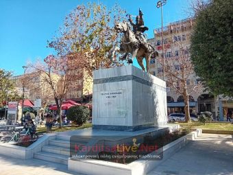 Χρήζει καθαρισμού και προστασίας το βάθρο του ανδριάντα του Γ. Καραϊσκάκη στην Κεντρική Πλατεία (+Φωτο)