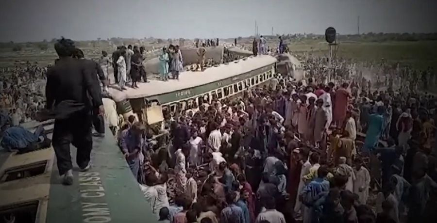Πακιστάν: Τουλάχιστον 30 νεκροί και περισσότεροι από 80 τραυματίες από τον εκτροχιασμό επιβατικού τρένου