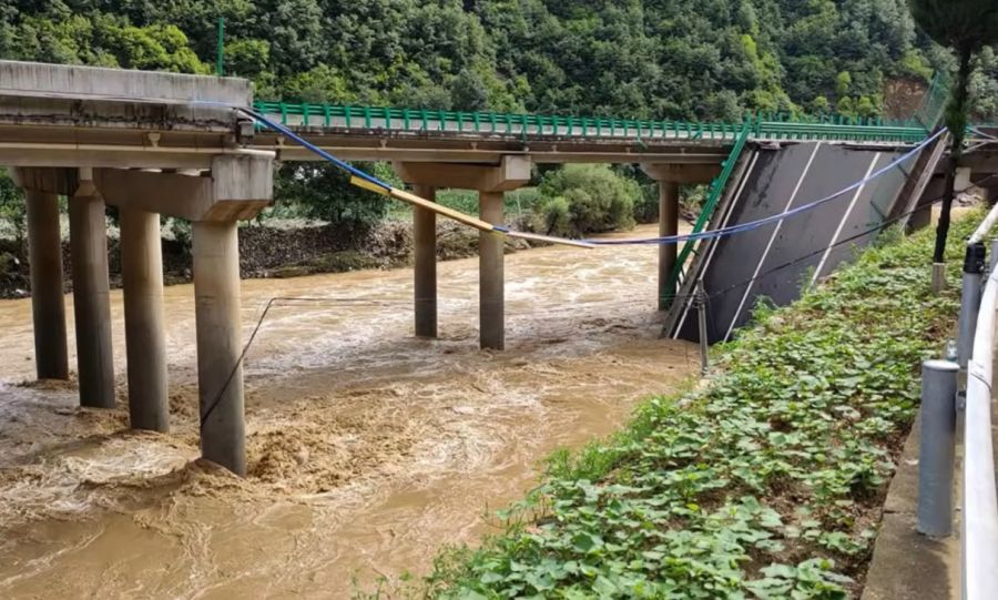 Κίνα: Τουλάχιστον 11 νεκροί και 30 αγνοούμενοι από κατάρρευση γέφυρας λόγω σφοδρών βροχοπτώσεων (+Βίντεο)