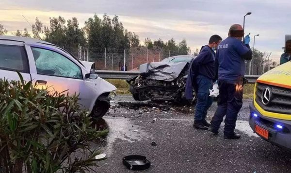 Μετωπική σύγκρουση αυτοκινήτων με δύο νεκρούς στη λεωφόρο Σπάτων – Αρτέμιδος. Νεκροί 18χρονος και 52χρονη