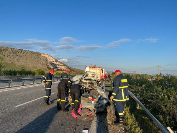 Θανατηφόρο δυστύχημα στην Ε.Ο Τρικάλων - Λάρισας - Δύο άτομα νεκρά(+Φωτο)