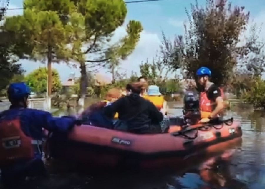 Γιάννουλη Λάρισας: Κινδύνεψαν 8 άτομα (πυροσβέστες και πολίτες) μετά την ανατροπή δύο σωσίβιων λεμβών