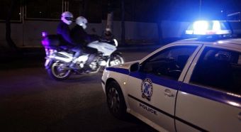 Λάρισα: Τρεις άνδρες το έβαλαν στα πόδια από αυτοκίνητο για να αποφύγουν έλεγχο της αστυνομίας - Συνελήφθη μία γυναίκα