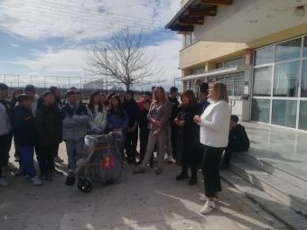 Ευχαριστήριο της "Φλόγας" για τη δωρεά αναπηρικού αμαξιδίου με ενέργειες των μαθητών του Γυμνασίου Προαστίου