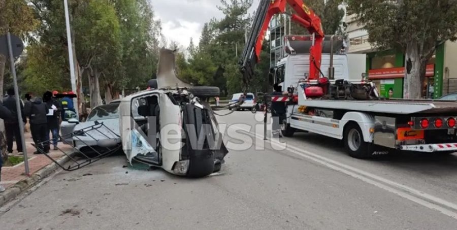 Θανατηφόρο τροχαίο στο Ψυχικό με ανατροπή αυτοκινήτου: Ένας νεκρός και 4 τραυματίες, οι 2 σε σοβαρή κατάσταση