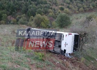 &quot;Τούμπαρε&quot; λεωφορείο του ΚΤΕΛ στα Καλάβρυτα με 20 επιβάτες - Όλοι καλά στην υγεία τους