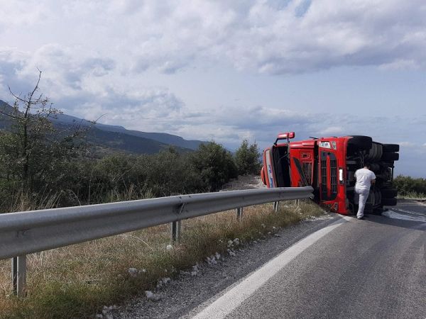 Ανετράπη νταλίκα στις στροφές του Δομοκού