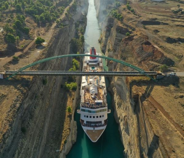 Εντυπωσιακές εικόνες από το πέρασμα &quot;τσίμα- τσίμα&quot; κρουαζιερόπλοιου από τον Ισθμό της Κορίνθου (+Φώτο +Βίντεο)