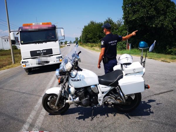 Προσωρινή διακοπή κυκλοφορίας στην Ε.Ο. Τρικάλων - Καρδίτσας λόγω κλίσης στύλων ηλεκτρισμού (+Φώτο)