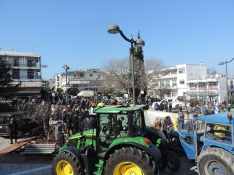 Δυναμικό αγροτικό συλλαλητήριο με τρακτέρ, με τη συμμετοχή και Καρδιτσιωτών, στα Φάρσαλα (+Φωτο +Βίντεο)