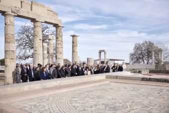 Παρουσία του Πρωθυπουργού Κυρ. Μητσοτάκη εγκαινιάστηκε στις Αιγές το αναστηλωμένο ανακτόρο του βασιλιά των Μακεδόνων, Φιλίππου Β&#039;