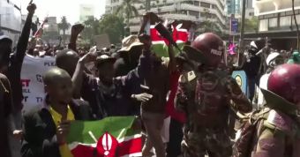 Κένυα: Αναφορές για νεκρούς από πυρά αστυνομικών-Φωτιά στο κτίριο της βουλής σε διαδήλωση διαμαρτυρίας χιλιάδων πολιτών