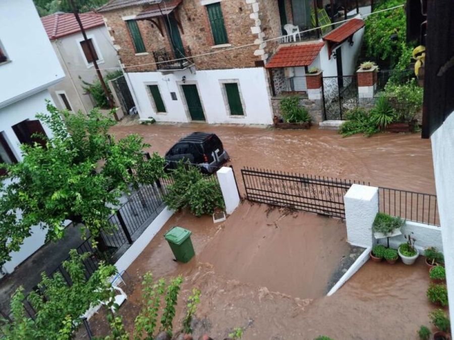 Μαγνησία: Καταστροφές και πλημμυρικά φαινόμενα σε Μηλίνα και Χόρτο - Πέφτουν δέντρα και στύλοι της ΔΕΗ