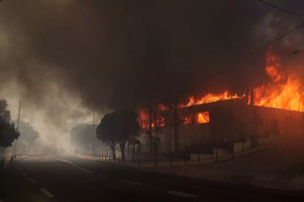 Φωτιά στην Αττική: Μάχη με τις αναζωπυρώσεις, καίγονται σπίτια σε Πεντέλη, Βριλήσσια, Χαλάνδρι και Γέρακα