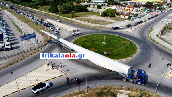 Πέρασαν από τα Τρίκαλα οι πρώτες τεράστιες φτερωτές για τα αιολικά στον Τύμπανο (+Βίντεο)