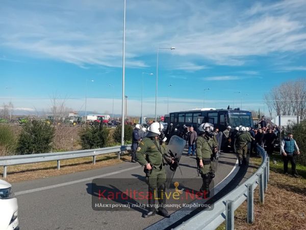 Ανακοίνωση της Αστυνομίας για τα επεισόδια στον κόμβο του Ε65: Τραυματίστηκε αστυνομικός, δικογραφία σε βάρος των εμπλεκομένων