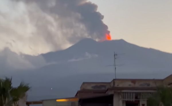 Τέφρα και λάβα εκτοξεύουν τα ηφαίστεια Αίτνα και Στρόμπολι - Κλειστό το αεροδρόμιο της Κατάνιας (+Βίντεο)