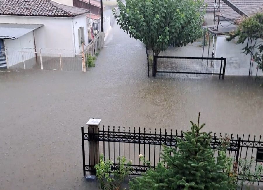 Καρδίτσα, κάτοικοι στην Παπαρρηγοπούλου: &quot;Δεν μπορούμε να βγούμε από τα σπίτια μας λόγω νερού&quot; (+Φωτο +Βίντεο)