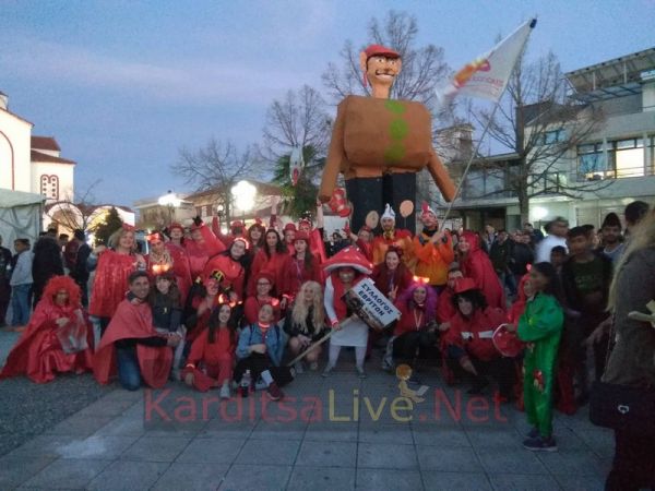 Με μεγάλη παρέλαση αρμάτων και κάψιμο του Καρνάβαλου ολοκληρώθηκαν οι Αποκριάτικες εκδηλώσεις στους Σοφάδες (+Φώτο +Βίντεο)