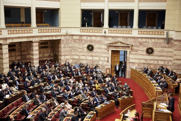 Πήρε τα προβλεπόμενα 156 &quot;κουκιά&quot; ο προϋπολογισμός στη Βουλή