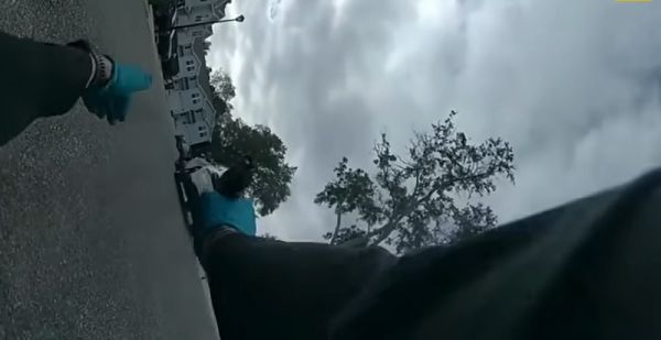 ΗΠΑ: Αστυνομικός για κλάματα.... άδειασε γεμιστήρα σε δημόσιο χώρο γιατί νόμισε ότι άκουσε πυροβολισμό! (+Βίντεο)
