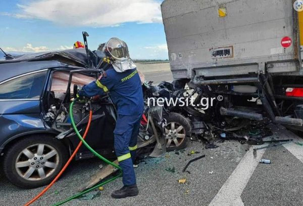 Θανατηφόρο τροχαίο στην Πατρών Κορίνθου μετά από σύγκρουση ΙΧ με φορτηγό – Δύο νεκροί