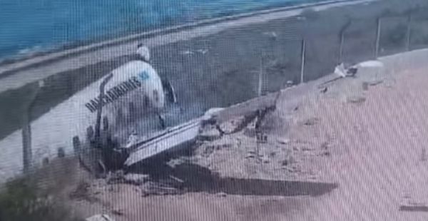 Σομαλία: Αεροσκάφος βγήκε από τον διάδρομο προσγείωσης και &quot;προσγειώθηκε&quot; στην περίφραξη (+Βίντεο)