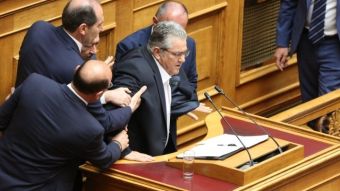 Διέκοψε την ομιλία του στη Βουλή ο Δημ. Κουτσούμπας λόγω πόνων στη μέση - Επανήλθε ωστόσο μετά από λίγα λεπτά (+Βίντεο)