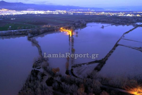 Φθιώτιδα: Πλημμύρισε ο Σπερχειός - Εκκενώνεται το χωριό Κόμμα (+Φώτο +Βίντεο)