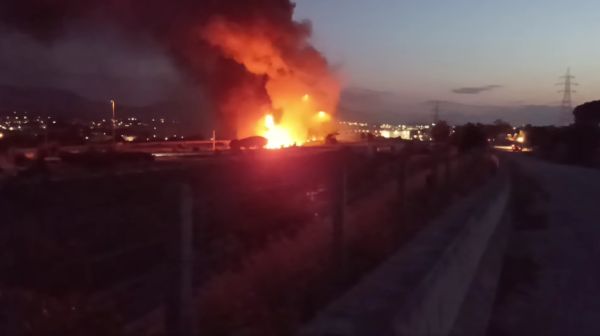 Ανατροπή βυτιοφόρου στην Εθνική Οδό Αθηνών - Κορίνθου προκάλεσε φωτιά - Κλειστά και τα δυο ρεύματα κυκλοφορίας