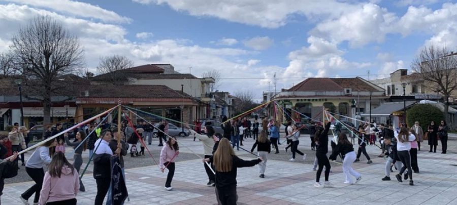 Έθιμο τα Γαϊτανάκια στην κεντρική πλατεία των Σοφάδων