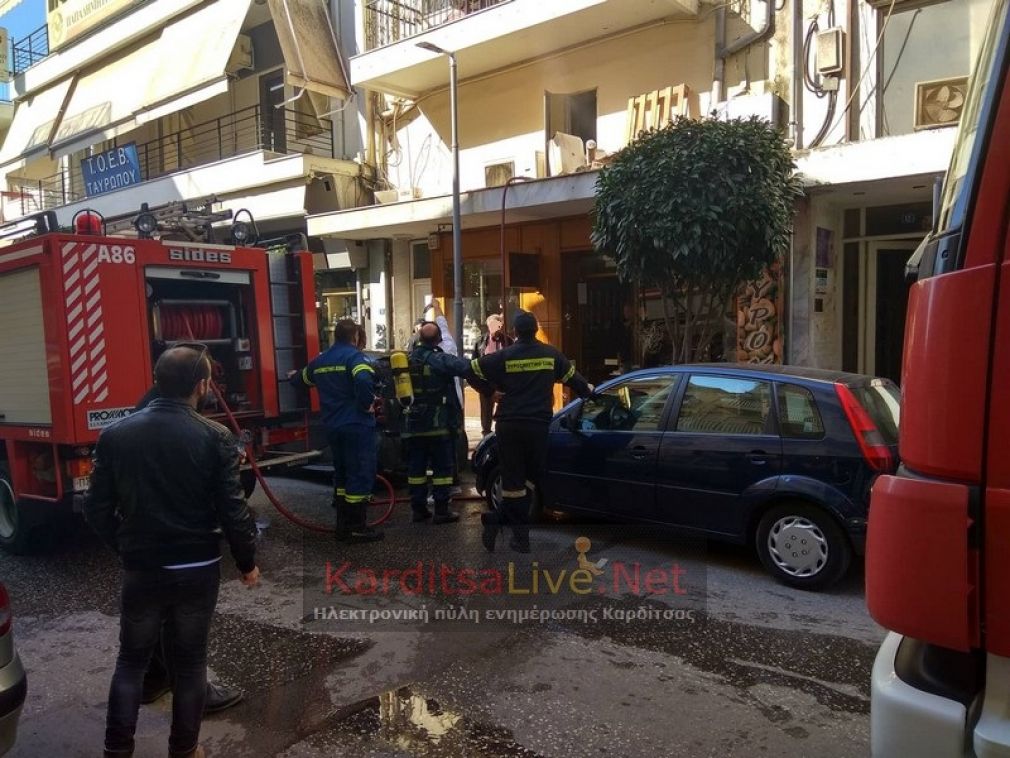 Φωτιά σε πατάρι καταστήματος στην Καρδίτσα (+Φώτο +Βίντεο)