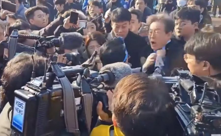 Ν. Κορέα: Μαχαίρωσαν στο λαιμό τον αρχηγό της αντιπολίτευσης, ενώ έκανε δηλώσεις στα ΜΜΕ (+Βίντεο)