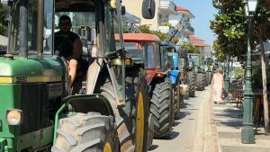 Με τα τρακτέρ στους δρόμους σε Πλατύκαμπο και Φάρσαλα οι αγρότες - Αυξάνουν την πίεση στο ΥΠΑΑΤ