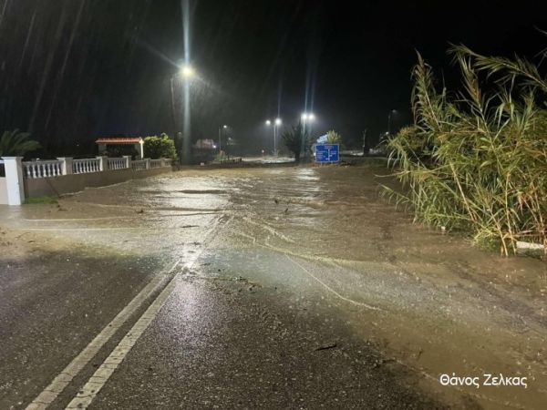 Ρόδος κακοκαιρία &quot;Bora&quot;: Τουλάχιστον 30 άτομα έχουν απεγκλωβίσει από σπίτια και αυτοκίνητα οι πυροσβέστες (+Βίντεο)