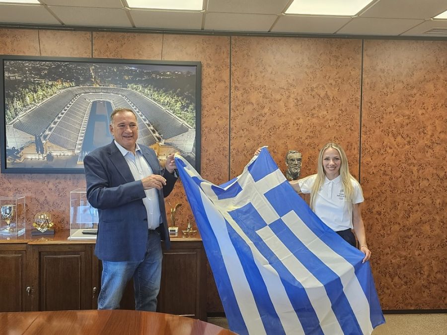 Στην Αντιγόνη Ντρισμπιώτη η Ελληνική Σημαία από τον Πρόεδρο της ΕΟΕ Σπύρο Καπράλο