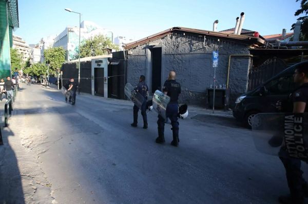 Παναθηναϊκός - Μαρσέιγ: Συλλήψεις οπαδών έξω από τη Λεωφόρο - Μαχαίρια και βεγγαλικά