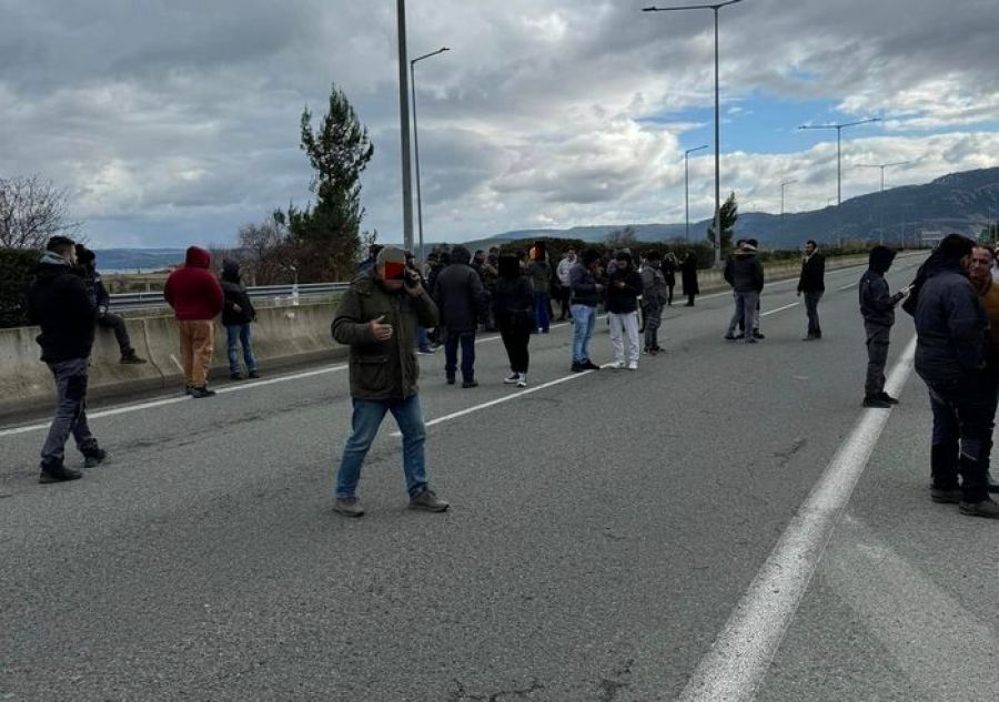 Έκλεισαν την εθνική οδό (προσωρινά) οι αγρότες στην Αταλάντη