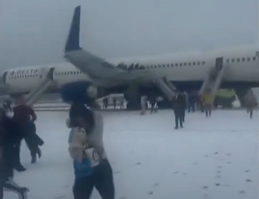 Εκκενώθηκε αεροσκάφος της Delta Airlines στην Ατλάντα, τέσσερις τραυματίες(+Βίντεο)