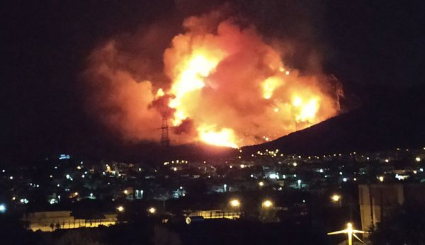 Μεγάλη φωτιά στον Υμηττό - Ρίψεις νερού από τα ξημερώματα από αεροσκάφη και ελικόπτερα