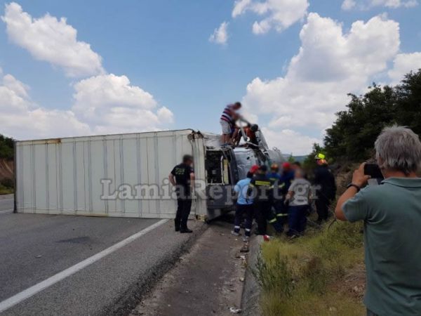 Ανετράπη νταλίκα στις στροφές του Δομοκού - Απεγκλωβίστηκε ο οδηγός της (+Φώτο)