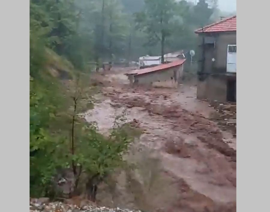 Πλημμύρισε ο κεντρικός οικισμός της Τ.Κ. Αργιθέας - Χωρίς ρεύμα ο μισός τουλάχιστον Δήμος