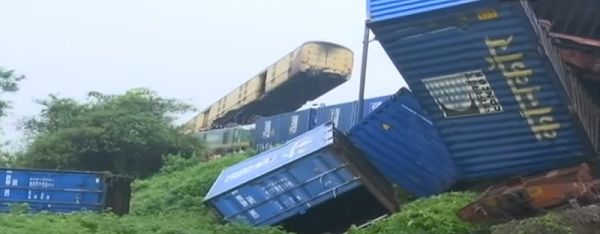 Ινδία: Τουλάχιστον 13 νεκροί από τη σύγκρουση επιβατικού τρένου με εμπορική αμαξοστοιχία στη Δυτική Βεγγάλη