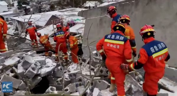 Τουλάχιστον 50 άτομα καταπλακώθηκαν από κατολίσθηση στην Κίνα (+Βίντεο)