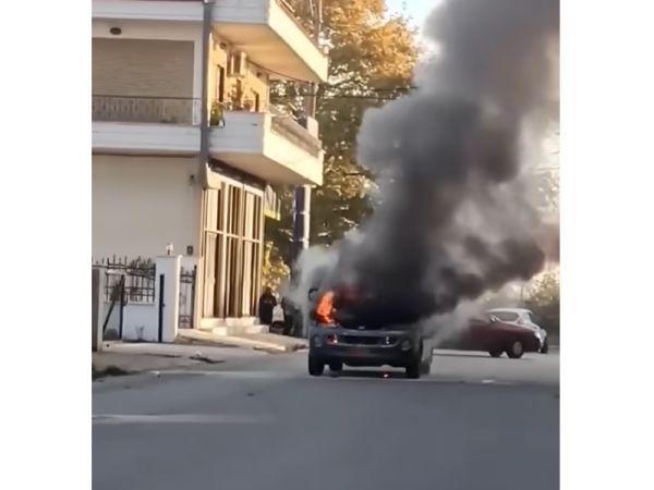 Στις φλόγες παραδόθηκε αυτοκίνητο το πρωί της Δευτέρας (25/11) στον Αμπελώνα Λάρισας (+Βίντεο)