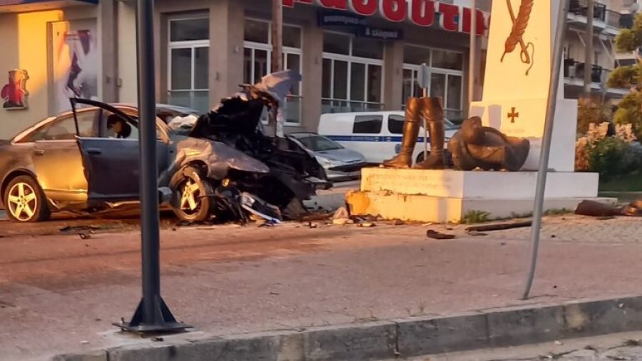 Φλώρινα: Δύο νεκροί μετά πρόσκρουση αυτοκινήτου πάνω σε άγαλμα (+Φωτο)