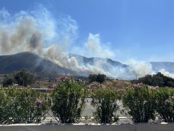 Μεγάλη πυρκαγιά στον Κουβαρά Αττικής - Εκκενώνονται οικισμοί μετά από μηνύματα από το 112