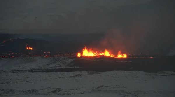 Ισλανδία: Εξερράγη το ηφαίστειο στη χερσόνησο Ρεϊκιάνες – Δείτε ζωντανή εικόνα